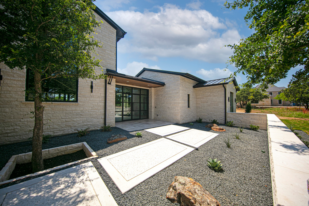 Transitional home design photo in Dallas