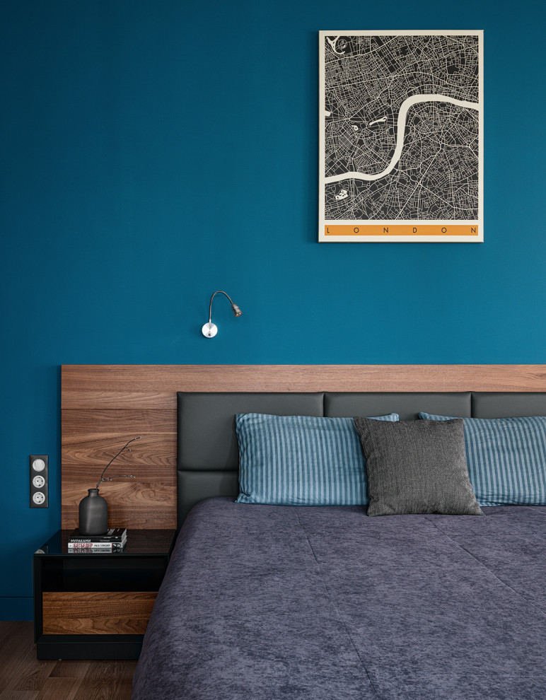 Mittelgroßes Modernes Hauptschlafzimmer mit blauer Wandfarbe, braunem Holzboden und braunem Boden in Sonstige