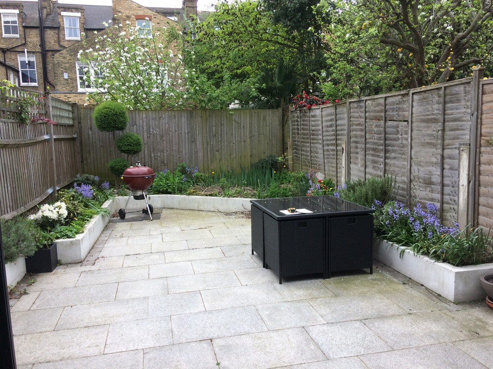 Design ideas for a contemporary backyard partial sun garden in London.