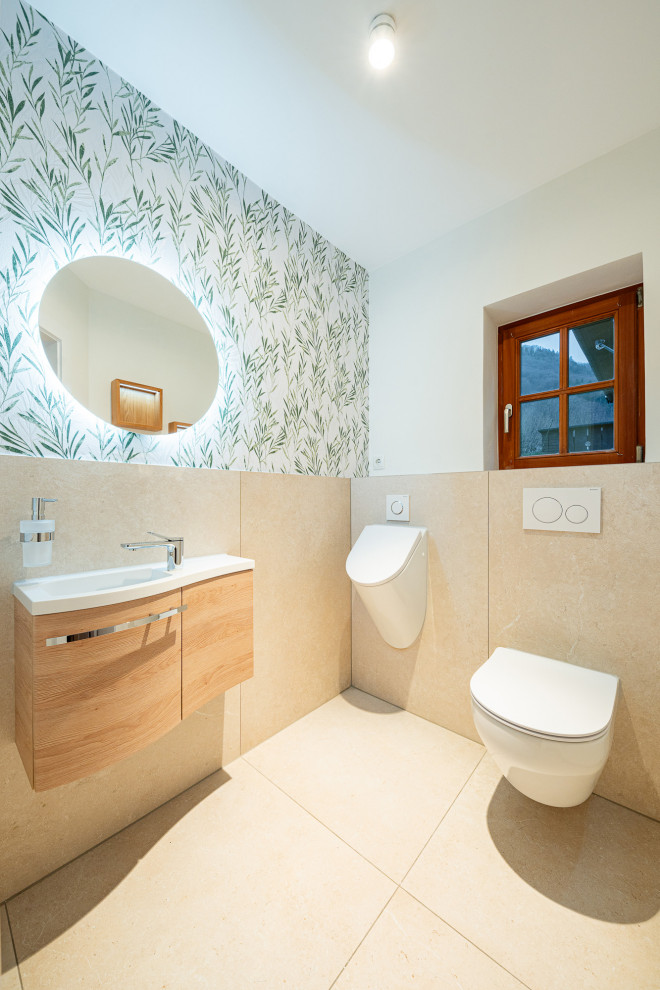 Gästetoilette With flächenbündigen Schrankfronten, braunen Schränken, Wandtoilette, beigen Fliesen, Steinfliesen, weißer Wandfarbe, Keramikboden, Quarzwerkstein-Waschtisch, beigem Boden, weißer Waschtischplatte, schwebendem Waschtisch, Tapetenwänden and Einbauwaschbecken in Munich