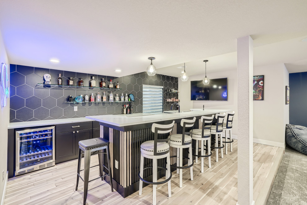 Imagen de bar en casa clásico renovado grande con suelo de madera clara