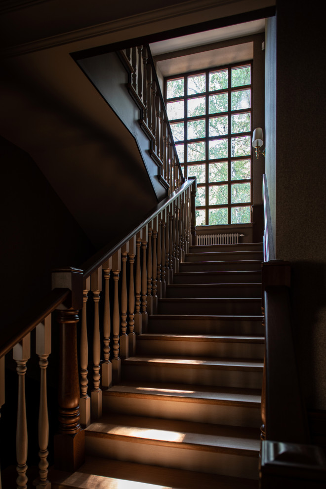 Источник вдохновения для домашнего уюта: п-образная деревянная лестница среднего размера в классическом стиле с деревянными ступенями и деревянными перилами