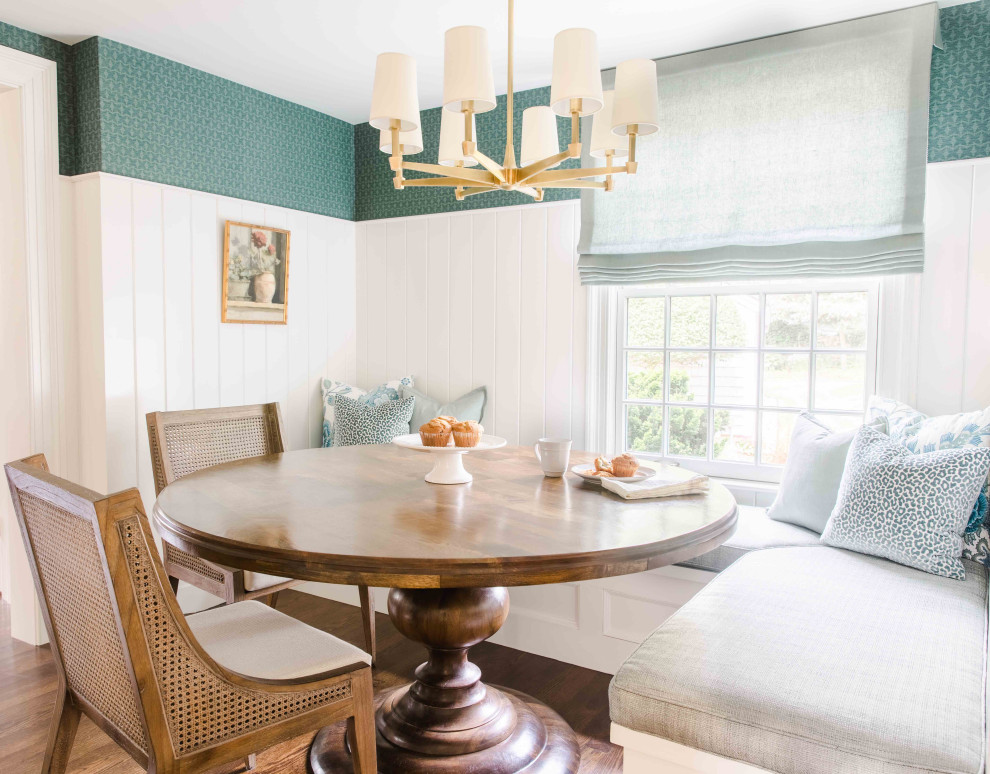 Aménagement d'une salle à manger classique de taille moyenne avec une banquette d'angle, un mur blanc, un sol en bois brun, un sol marron et du lambris.