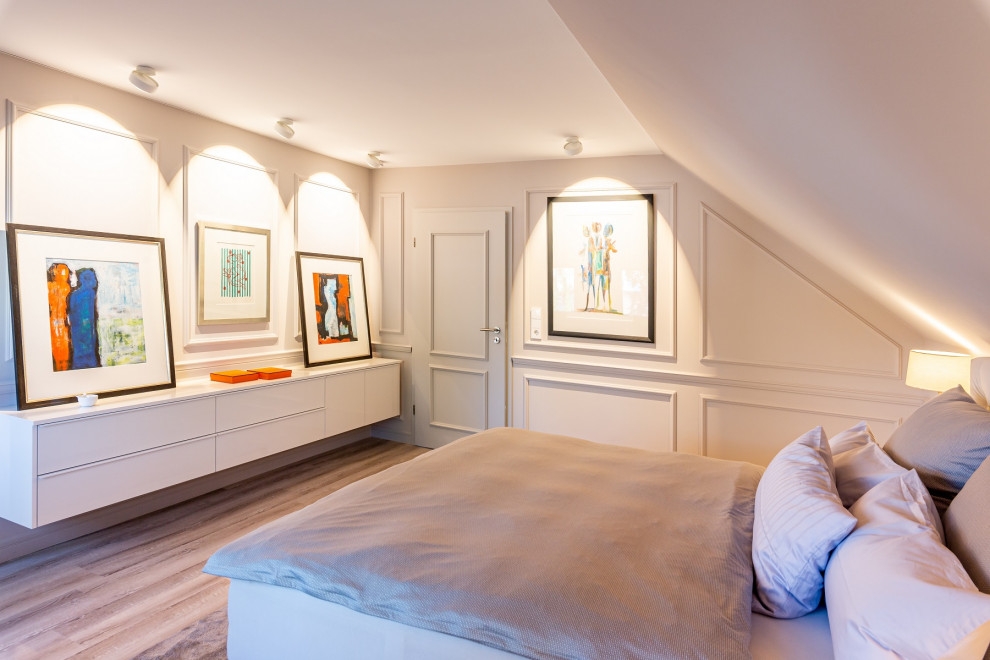 Пример оригинального дизайна: серо-белая спальня среднего размера в классическом стиле