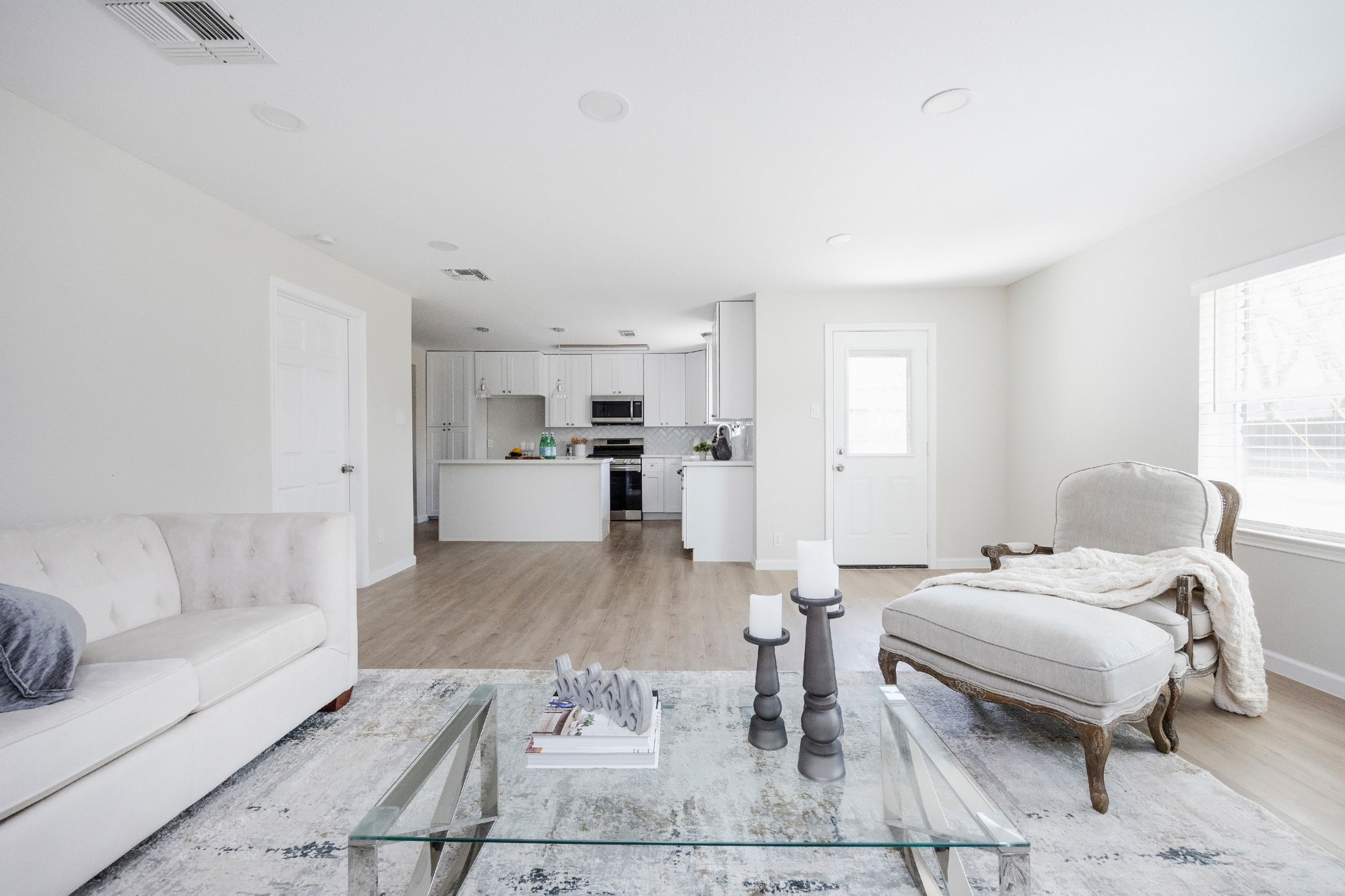 Example of a minimalist living room design in Houston