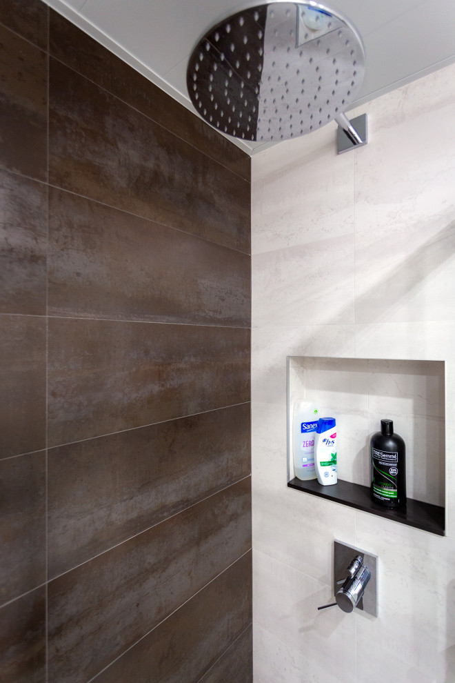 Inredning av ett modernt litet brun brunt en-suite badrum, med beige skåp, en dusch i en alkov, en vägghängd toalettstol, beige kakel, beige väggar, ljust trägolv, träbänkskiva och beiget golv