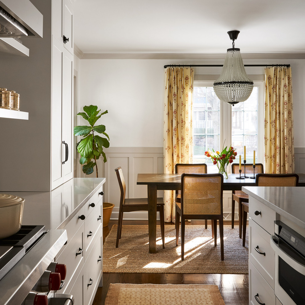 Foto på ett mellanstort lantligt vit kök och matrum, med en rustik diskho, skåp i shakerstil, vita skåp, bänkskiva i kvarts, rostfria vitvaror, mellanmörkt trägolv och brunt golv
