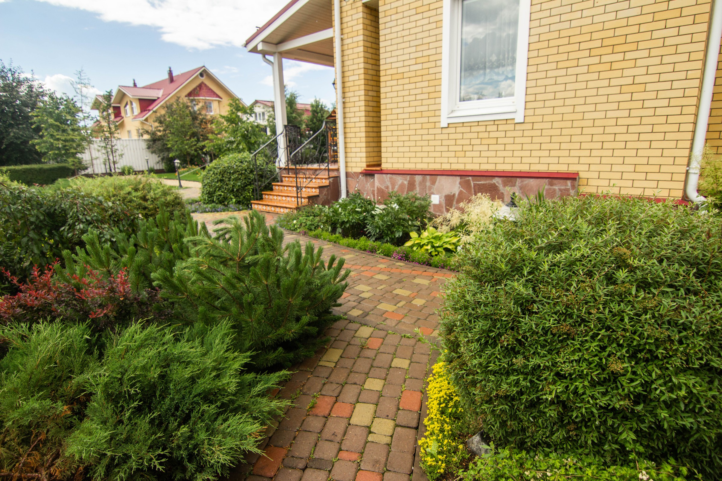 Сад с зеленой крышей