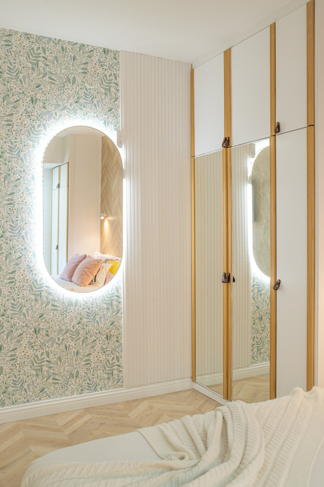 Imagen de dormitorio principal y blanco y madera contemporáneo de tamaño medio con paredes verdes, suelo de madera clara, suelo marrón y madera