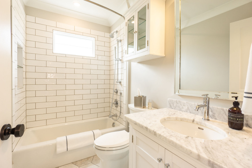 Стильный дизайн: ванная комната среднего размера в морском стиле - последний тренд