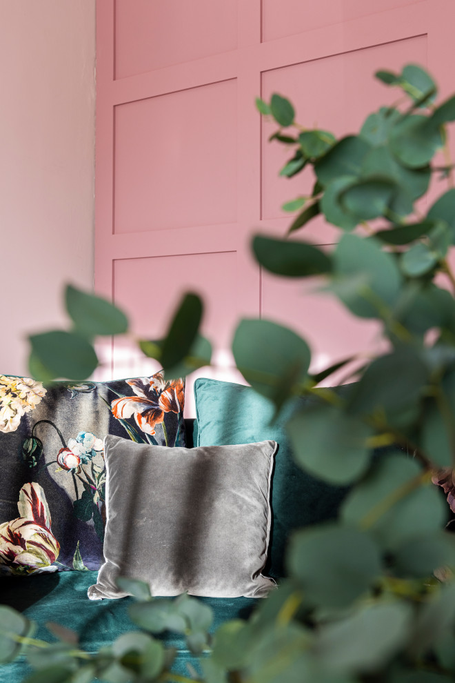 На фото: парадная гостиная комната среднего размера в стиле модернизм с розовыми стенами, светлым паркетным полом, стандартным камином, фасадом камина из плитки, телевизором в углу, бежевым полом, потолком с обоями и панелями на части стены с