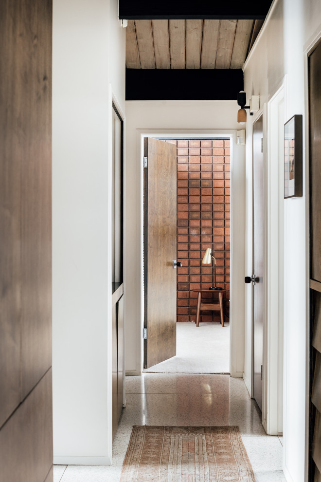 Idee per un ingresso o corridoio moderno di medie dimensioni con pareti bianche, pavimento alla veneziana, pavimento grigio, travi a vista e pareti in mattoni