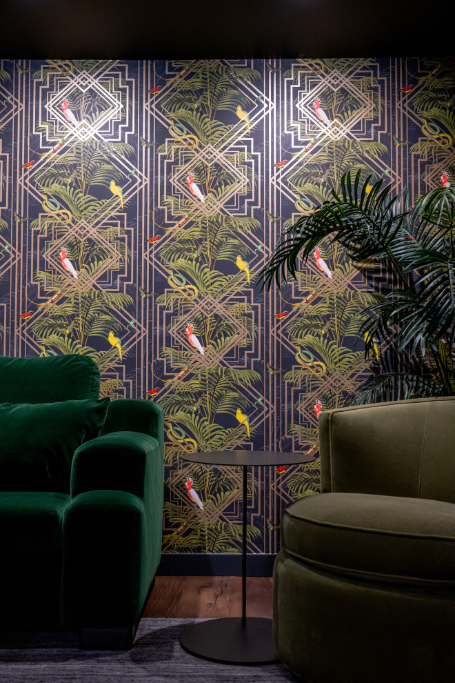 Großer Moderner Hochkeller mit Heimkino, schwarzer Wandfarbe, Vinylboden, braunem Boden und Tapetenwänden in Portland