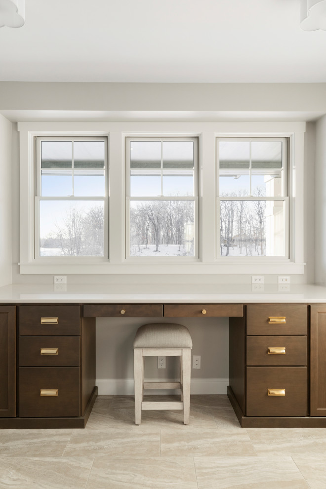 Transitional entryway photo in Minneapolis