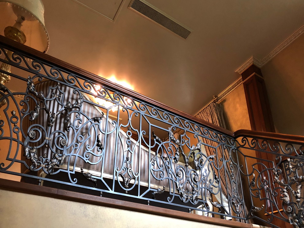 Мраморная лестница и кованые перила