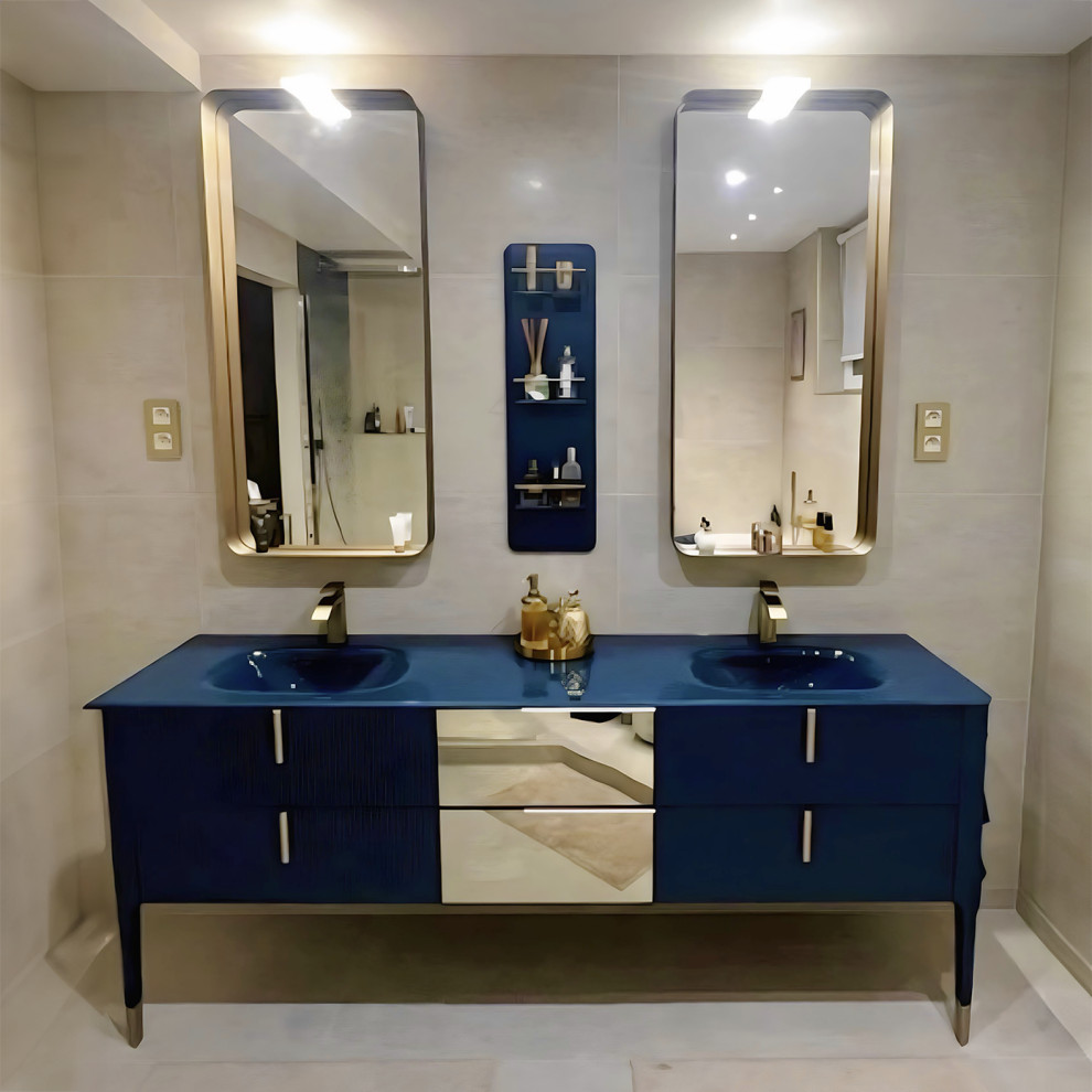 Idéer för att renovera ett vintage blå blått en-suite badrum, med blå skåp, beige kakel, beige väggar, ett integrerad handfat och bänkskiva i glas
