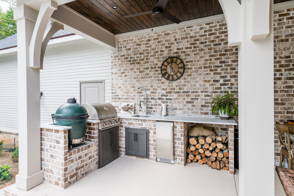Transitional home design photo in Miami