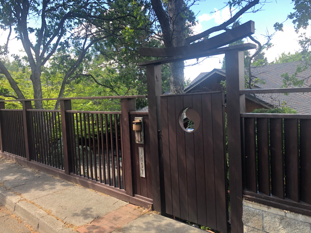 Immagine di un grande giardino etnico davanti casa con cancello e recinzione in legno