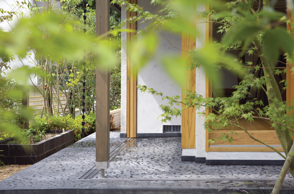 Photo of an asian side yard patio in Fukuoka with a vegetable garden and gravel.