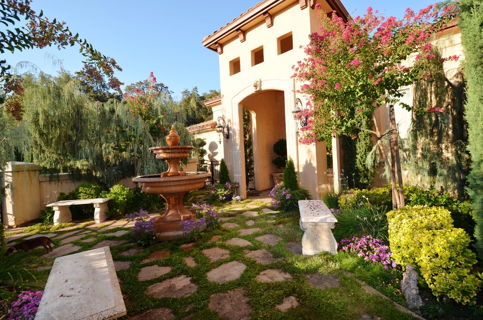 Inspiration for a mediterranean front yard patio in Sacramento with a water feature.