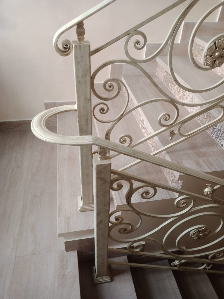Кованые перила на лестнице