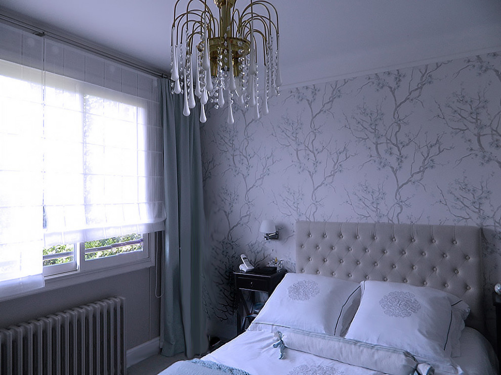 Cette photo montre une chambre romantique de taille moyenne avec un mur beige, aucune cheminée et un sol beige.