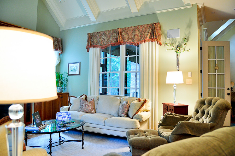 Design ideas for a traditional living room in Raleigh.