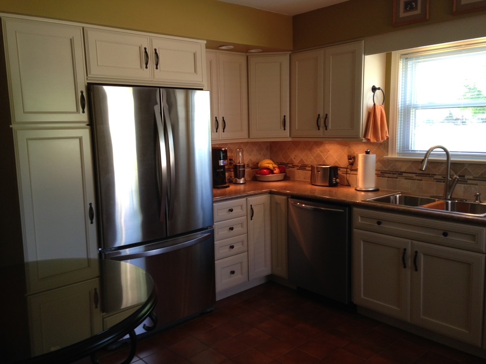 Home design - mid-sized transitional home design idea