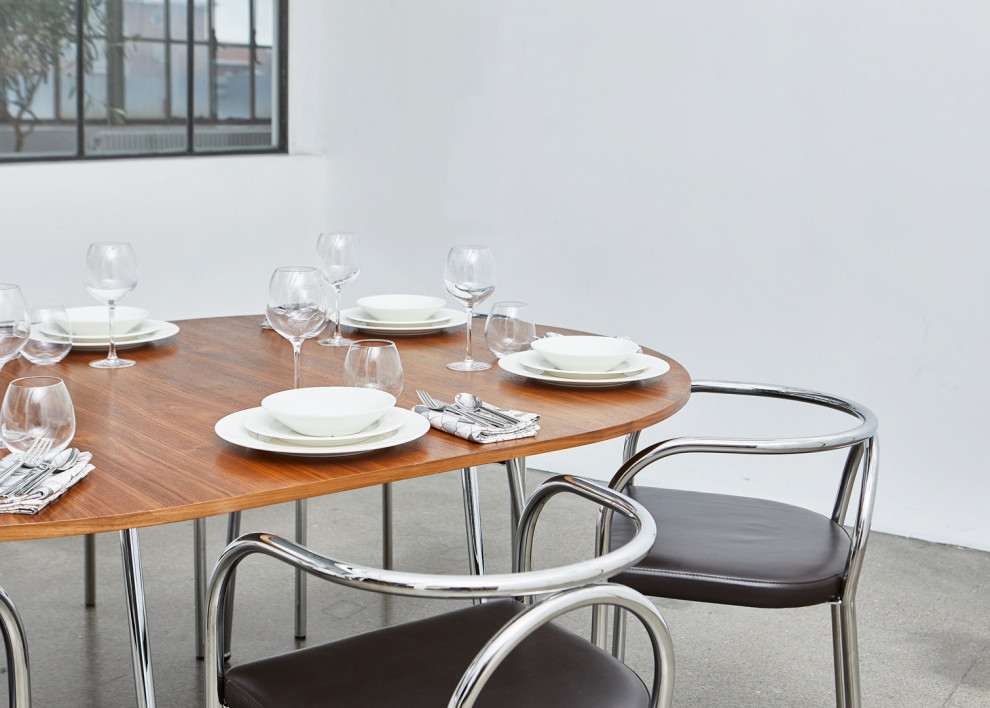 Aménagement d'une salle à manger scandinave avec un mur blanc, aucune cheminée et un sol gris.