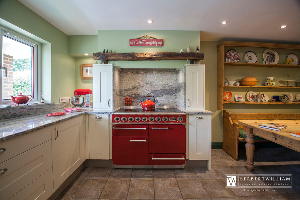 Foto på ett stort lantligt kök och matrum, med en dubbel diskho, skåp i shakerstil, beige skåp, granitbänkskiva, grått stänkskydd och stänkskydd i sten