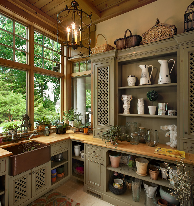 Inspiration for a mid-sized traditional garden shed in Grand Rapids.