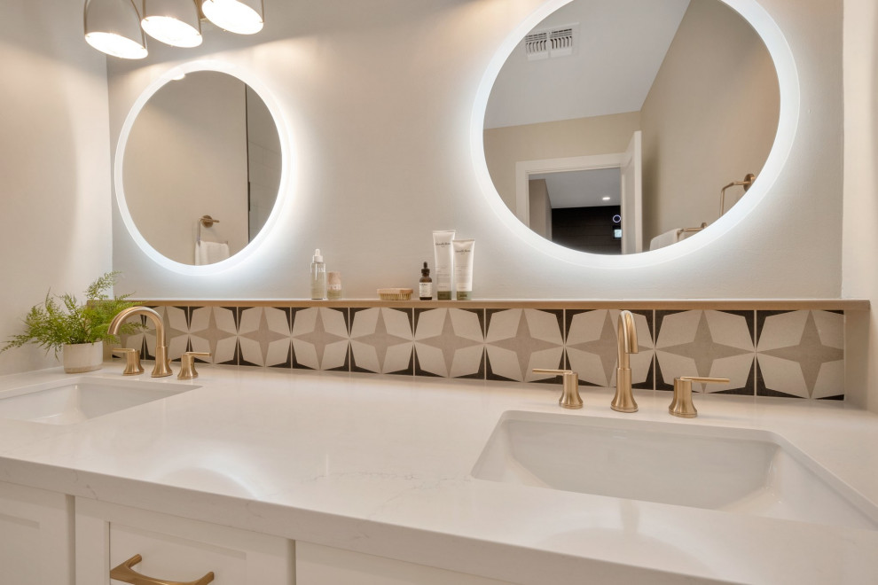 Пример оригинального дизайна: большая главная ванная комната с фасадами в стиле шейкер, белыми фасадами, открытым душем, белой плиткой, керамогранитной плиткой, бежевыми стенами, полом из керамогранита, врезной раковиной, столешницей из искусственного кварца, бежевым полом, открытым душем, белой столешницей, сиденьем для душа, тумбой под две раковины, встроенной тумбой и стенами из вагонки