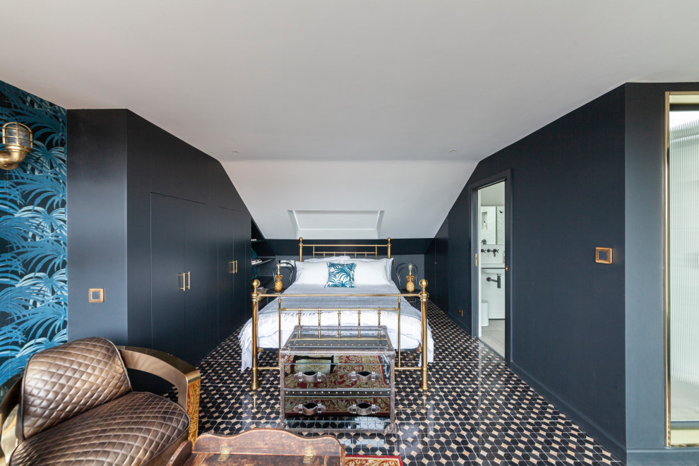 Идея дизайна: огромная гостевая спальня (комната для гостей) на мансарде в современном стиле с синими стенами, полом из керамической плитки и обоями на стенах