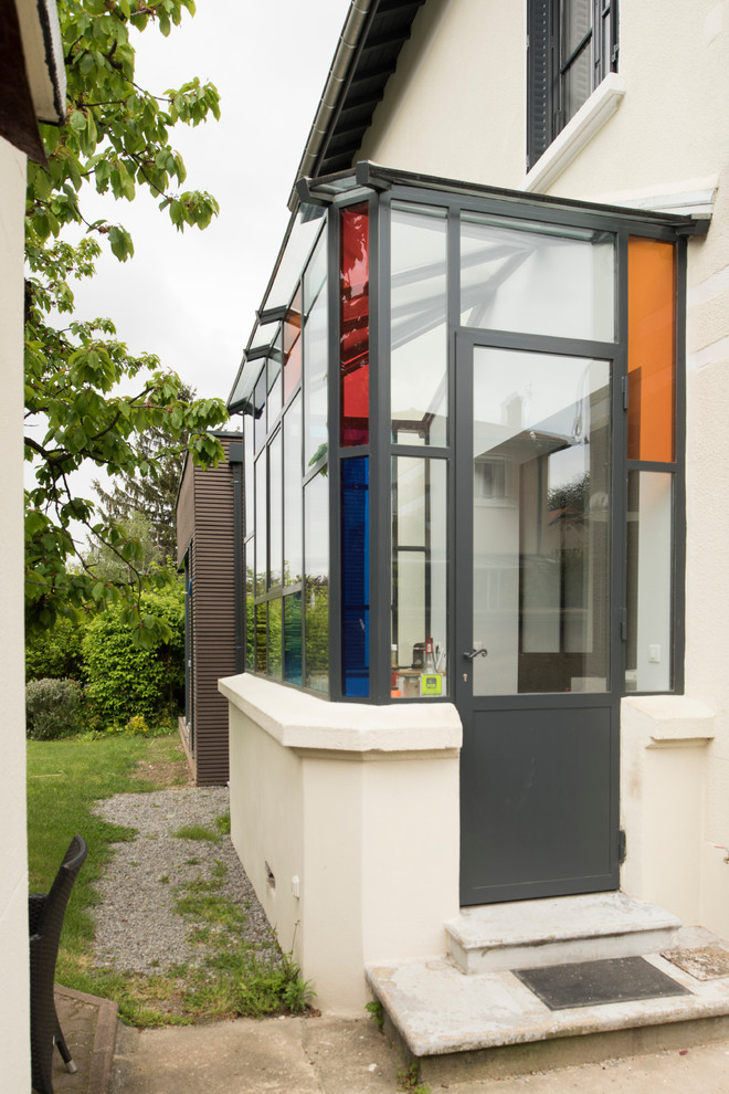This is an example of a modern sunroom in Lyon.