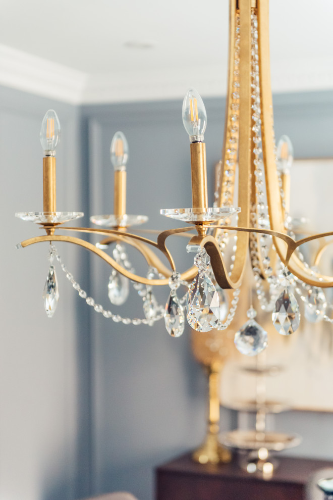Transitional home design photo in Toronto