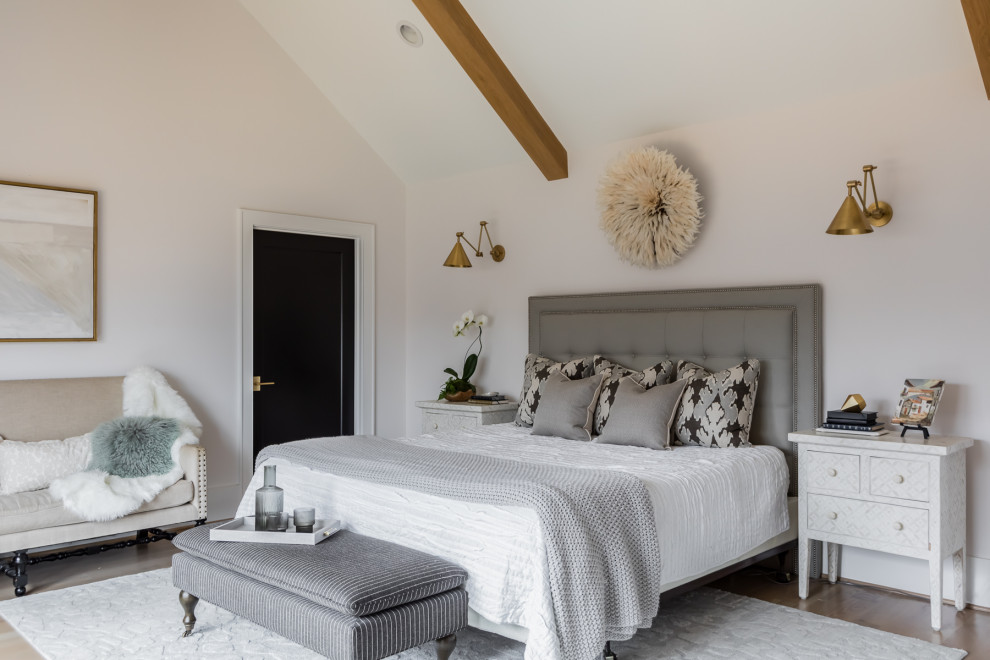 Klassisches Schlafzimmer mit weißer Wandfarbe, braunem Holzboden, braunem Boden, freigelegten Dachbalken und gewölbter Decke in Raleigh