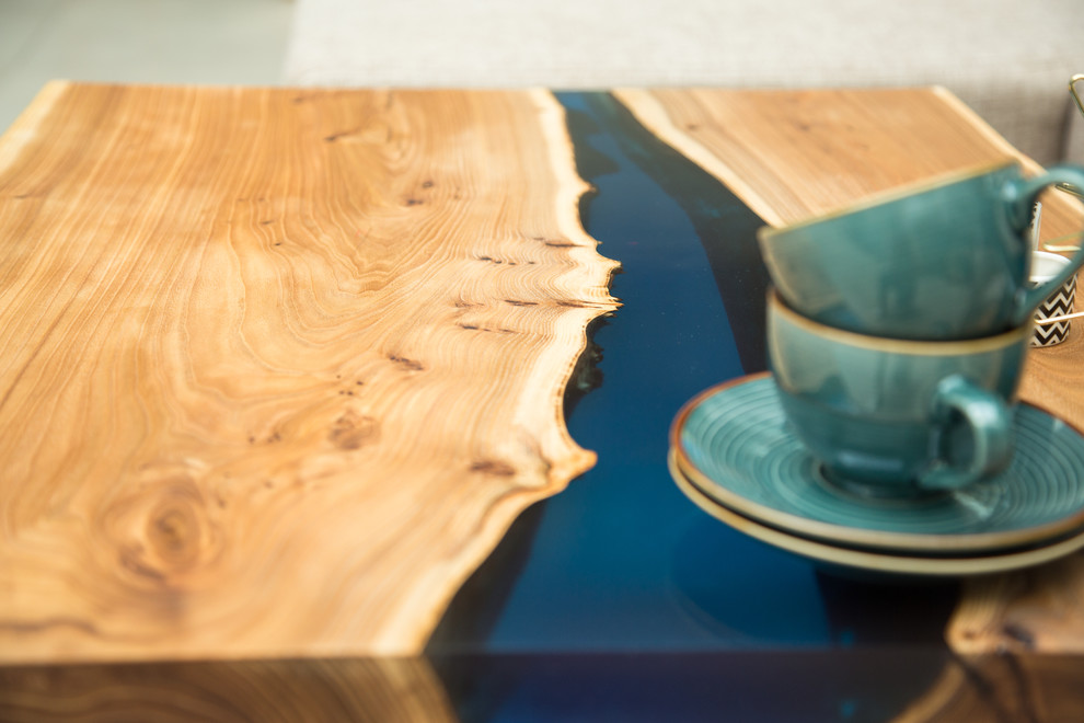 Столик-карагач с рекой синего цвета