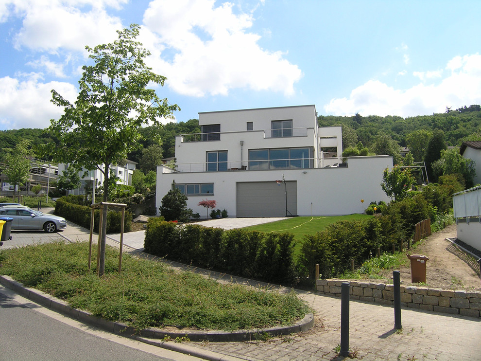 Modernes Haus mit weißer Fassadenfarbe und Flachdach in Frankfurt am Main