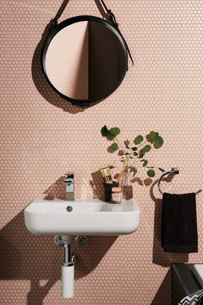 Photo of a contemporary bathroom in Sydney.