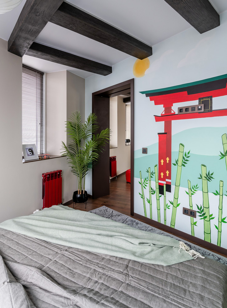 Mittelgroßes Asiatisches Hauptschlafzimmer mit weißer Wandfarbe, Vinylboden, braunem Boden, freigelegten Dachbalken und Tapetenwänden in Sonstige