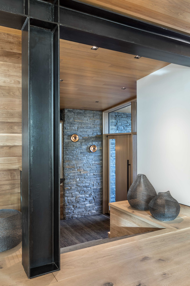 На фото: фойе среднего размера в стиле рустика с входной дверью из светлого дерева, деревянным потолком и одностворчатой входной дверью