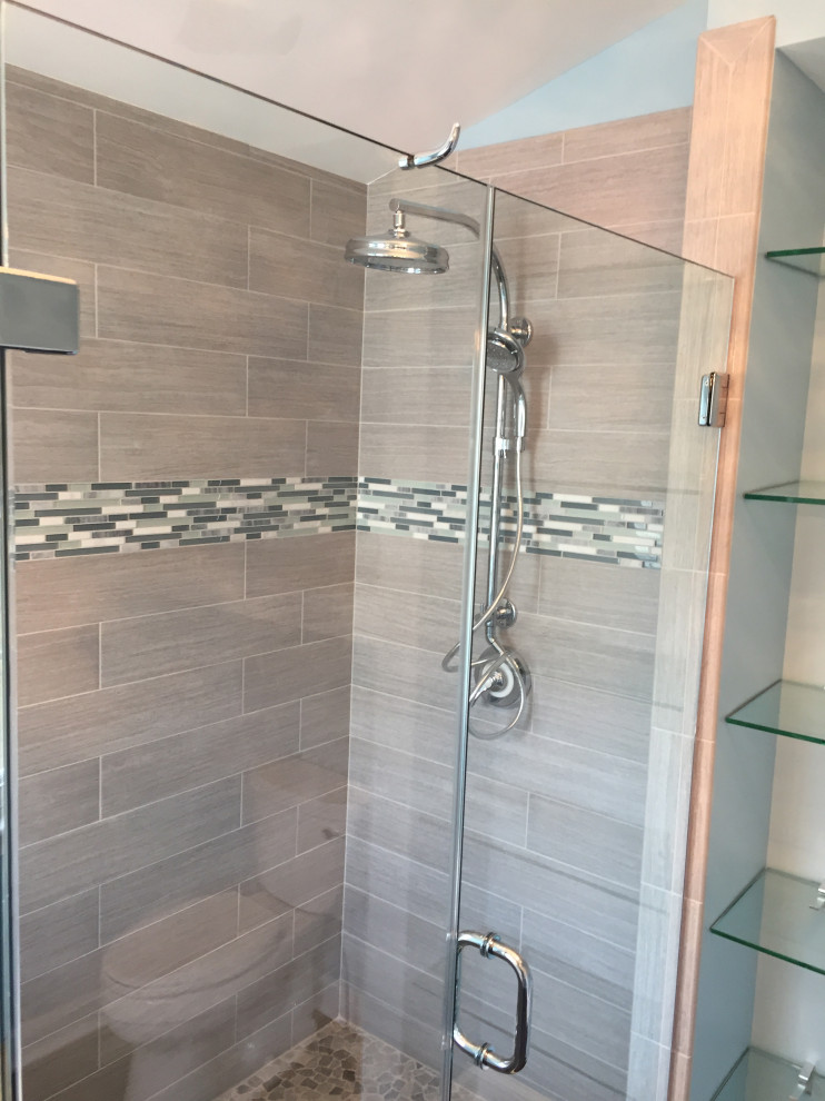 Small traditional master bathroom in Baltimore with flat-panel cabinets, grey cabinets, an alcove shower, gray tile, porcelain tile, blue walls, porcelain floors, an undermount sink, engineered quartz benchtops, black floor, a hinged shower door and white benchtops.
