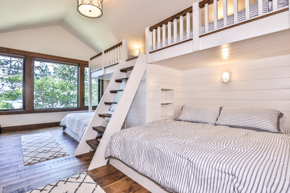 Idéer för att renovera ett vintage barnrum kombinerat med sovrum, med vita väggar, mellanmörkt trägolv och brunt golv
