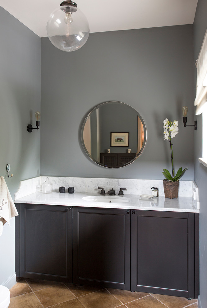 Inspiration for a mid-sized transitional bathroom in Moscow with shaker cabinets, black cabinets, grey walls, an undermount sink, a wall-mount toilet, porcelain floors and marble benchtops.