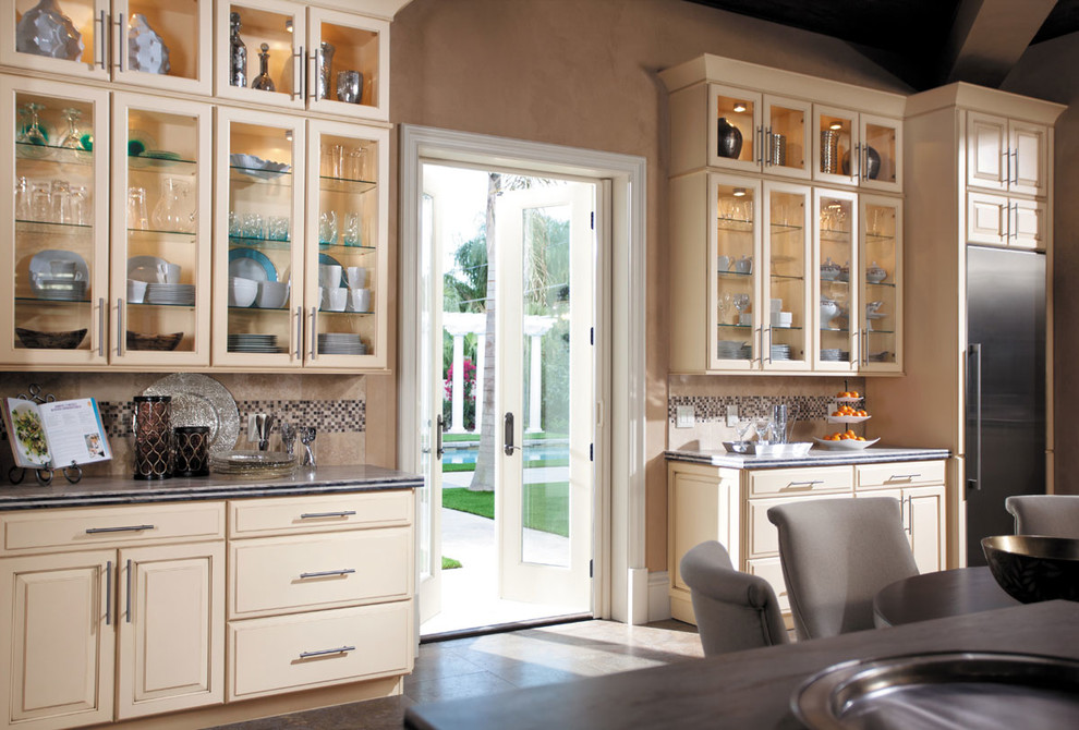 Kitchen - traditional kitchen idea in Sacramento
