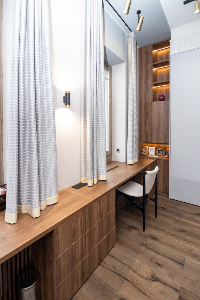 Меблировка спальни: шкаф, стеллаж и стол-подоконник