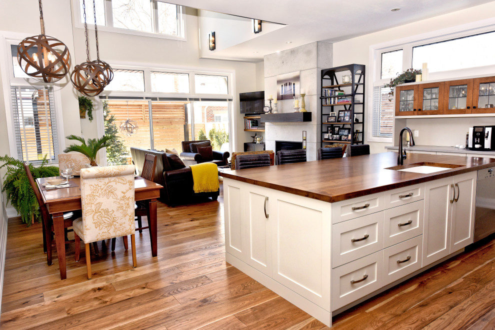 Example of an arts and crafts home design design in Toronto