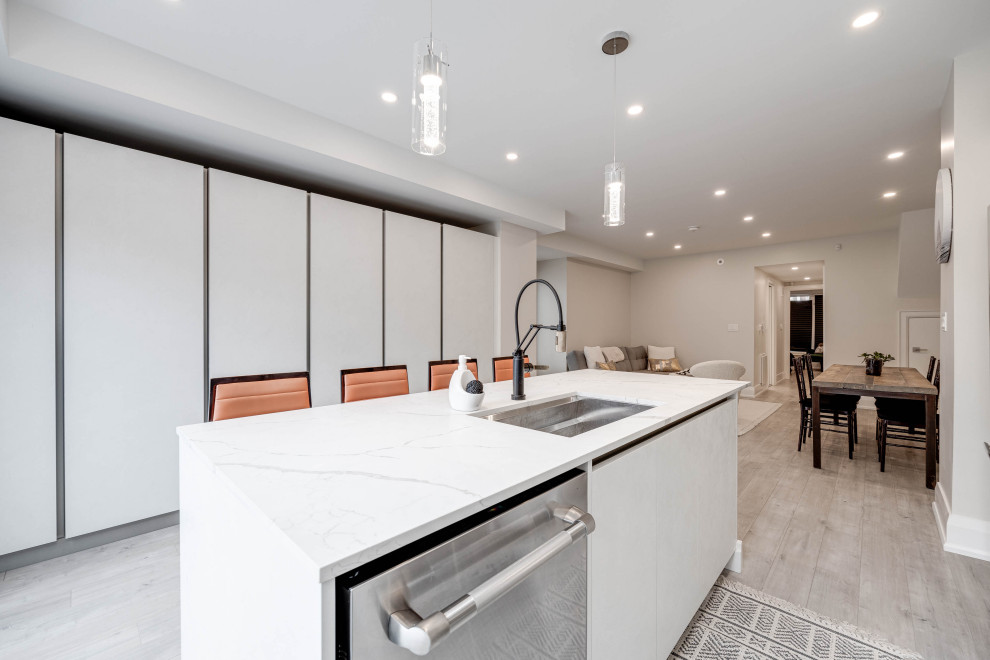 Example of an eclectic kitchen design in Toronto