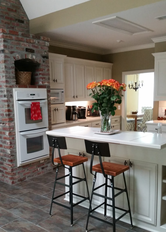 Kitchen - mid-sized rustic kitchen idea in Chicago