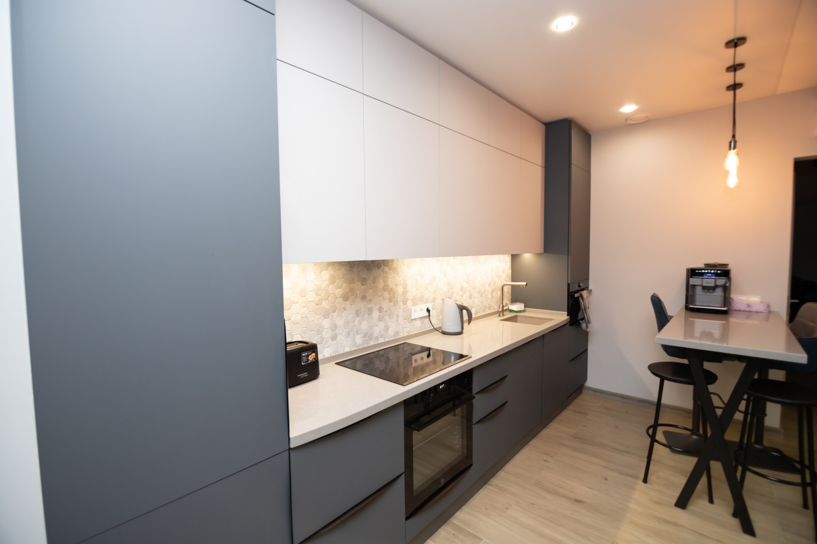 Двухцветная матовая кухня